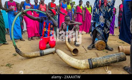 Hommes faisant de la musique à partir de cornes de vache lors d'un mariage traditionnel Dinka, Bor, région centrale, Soudan du Sud, Afrique Banque D'Images