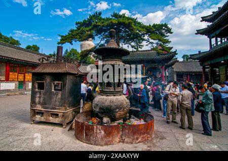 Pèlerins et visiteurs au complexe monastère de Wudai Shan (Mont Wutai), Shanxi, Chine, Asie Banque D'Images