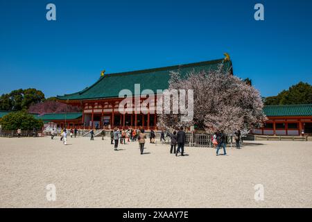 Garez-vous dans le sanctuaire Heian Jingu, Kyoto, Honshu, Japon, Asie Banque D'Images