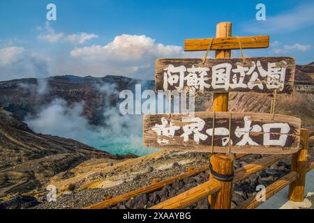 Panneau d'avertissement japonais sur le bord du cratère du mont Naka, un volcan actif, Mont Aso, Kyushu, Japon, Asie Banque D'Images