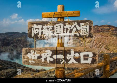 Panneau d'avertissement japonais sur le bord du cratère du mont Naka, un volcan actif, Mont Aso, Kyushu, Japon, Asie Banque D'Images