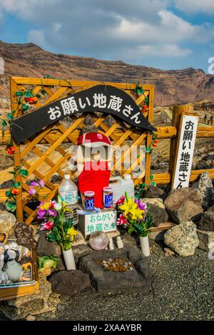 Panneau d'avertissement japonais sur le bord du cratère du mont Naka, un volcan actif, Mont Aso, Kyushu, Japon, Asie Banque D'Images