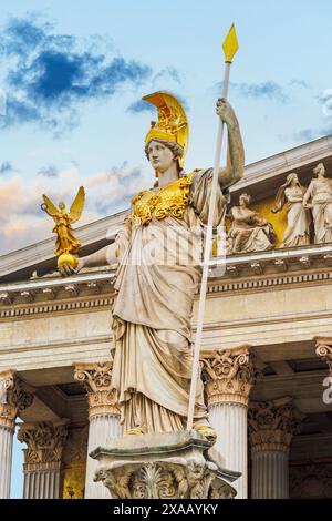 Fontaine Pallas Athene devant le Parlement de Vienne représentant la déesse de la sagesse et une petite statue de la déesse Nike, Vienne, Autriche Banque D'Images