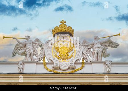 Emblème des armoiries des Habsbourg avec des sculptures sur le toit du palais de Hofburg - aile de la chancellerie du Reich - à Vienne, Autriche, Europe Banque D'Images