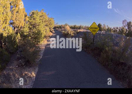 Panneau marquant la fin du sentier pavé Greenway qui relie Monument Creek Vista et Pima point, Grand Canyon, Arizona, États-Unis Banque D'Images