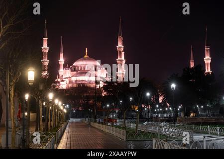 Une vue nocturne de la Mosquée bleue (Sultanahmet Camii) brillamment éclairée par de nombreuses lumières, Istanbul Banque D'Images