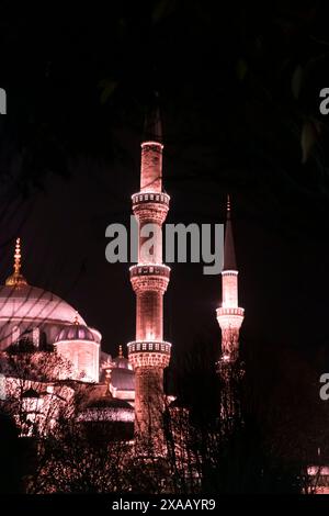 Une vue nocturne de la Mosquée bleue (Sultanahmet Camii) minarets brillamment éclairés par de nombreuses lumières, UNESCO, Istanbul Banque D'Images