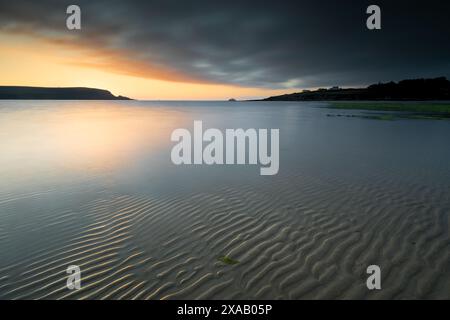 Coucher de soleil et ondulations de sable à Daymer Bay, Cornouailles, Angleterre, Royaume-Uni, Europe Banque D'Images