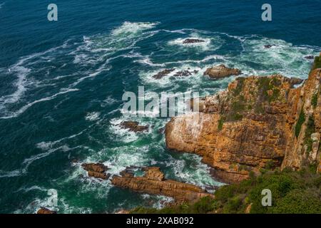 Vue de la côte rocheuse à Featherbed nature Reserve, Knysna, Garden route, Western Cape, Afrique du Sud, Afrique Banque D'Images