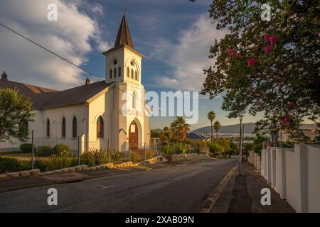 Vue de Knysna Kerk au coucher du soleil, Knysna, Garden route, Western Cape, Afrique du Sud, Afrique Banque D'Images