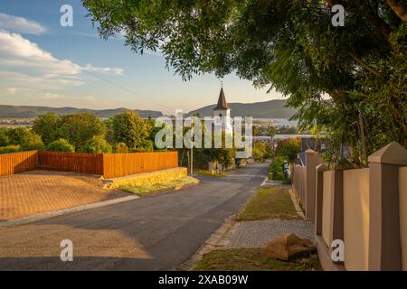 Vue de la rue de banlieue et Knysna Kerk Knysna au coucher du soleil, Knysna, Garden route, Western Cape, Afrique du Sud, Afrique Banque D'Images