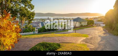 Vue de la rue de banlieue et Knysna Kerk Knysna au coucher du soleil, Knysna, Garden route, Western Cape, Afrique du Sud, Afrique Banque D'Images