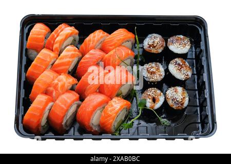 Ensemble de sushi dans une boîte noire isolé sur fond blanc. À emporter. Sushi japonais, rouleaux philadelphia. Banque D'Images