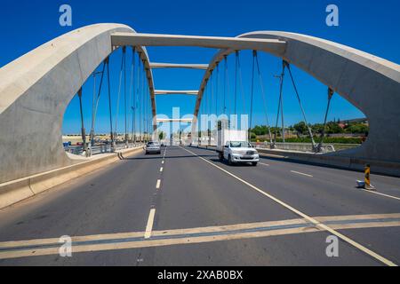 Vue du pont Ashton sur la route R62 à Ashton, Ashton, Western Cape, Afrique du Sud, Afrique Banque D'Images