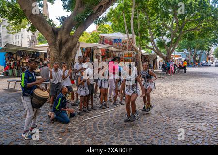 Vue d'artistes de chant et de danse traditionnels à Greenmarket Square, Cape Town, Western Cape, Afrique du Sud, Afrique Banque D'Images