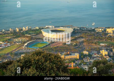 Vue du stade DHL au Cap depuis signal Hill au coucher du soleil, Cape Town, Western Cape, Afrique du Sud, Afrique Banque D'Images