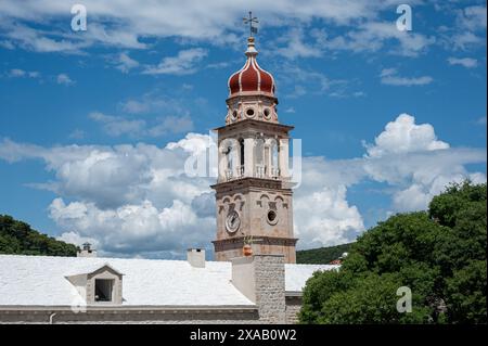 Église de Jérôme de Stridon Beffroi, Pucisca, île de Brac, Croatie 22 mai 2024. De nombreux bâtiments sont construits en pierre blanche et la ville abrite B Banque D'Images