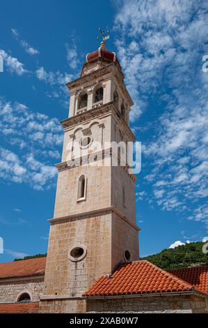 Église de Jérôme de Stridon Beffroi, Pucisca, île de Brac, Croatie 22 mai 2024. De nombreux bâtiments sont construits en pierre blanche et la ville abrite B Banque D'Images