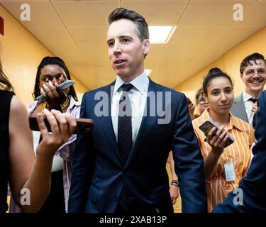 Washington, États-Unis. 05 juin 2024. Le sénateur américain Josh Hawley (R-MO) parlant avec des journalistes près du métro du Sénat au Capitole des États-Unis. Crédit : SOPA images Limited/Alamy Live News Banque D'Images