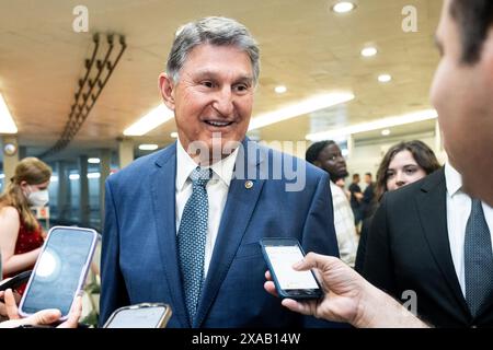 Washington, États-Unis. 05 juin 2024. Sénateur américain Joe Manchin (d-WV) parlant avec des journalistes près du métro du Sénat au Capitole des États-Unis. Crédit : SOPA images Limited/Alamy Live News Banque D'Images