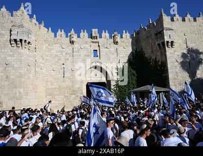 Jérusalem, Israël. 05 juin 2024. Les Israéliens brandissent le drapeau national alors qu'ils entrent par la porte de Damas du quartier musulman de la vieille ville de Jérusalem le mercredi 5 juin 2024, jour de Jérusalem. Le défilé annuel des drapeaux célèbre la victoire d'Israël en 1967 dans la guerre des six jours et l'unification de Jérusalem. Photo de Debbie Hill/ crédit : UPI/Alamy Live News Banque D'Images