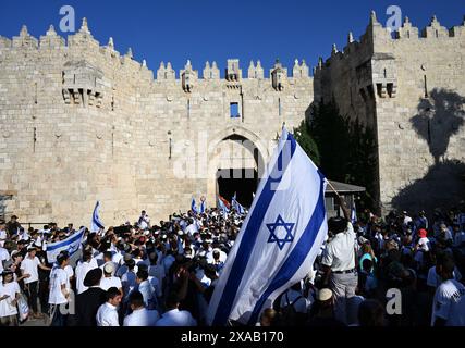 Jérusalem, Israël. 05 juin 2024. Les Israéliens brandissent le drapeau national alors qu'ils entrent par la porte de Damas du quartier musulman de la vieille ville de Jérusalem le mercredi 5 juin 2024, jour de Jérusalem. Le défilé annuel des drapeaux célèbre la victoire d'Israël en 1967 dans la guerre des six jours et l'unification de Jérusalem. Photo de Debbie Hill/ crédit : UPI/Alamy Live News Banque D'Images