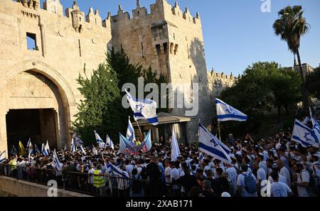 Jérusalem, Israël. 05 juin 2024. Les Israéliens brandissent le drapeau national alors qu'ils entrent par la porte de Damas du quartier musulman de la vieille ville de Jérusalem le mercredi 5 juin 2024, jour de Jérusalem. Le défilé annuel des drapeaux célèbre la victoire d'Israël en 1967 dans la guerre des six jours et l'unification de Jérusalem. Photo de Debbie Hill/ crédit : UPI/Alamy Live News Banque D'Images