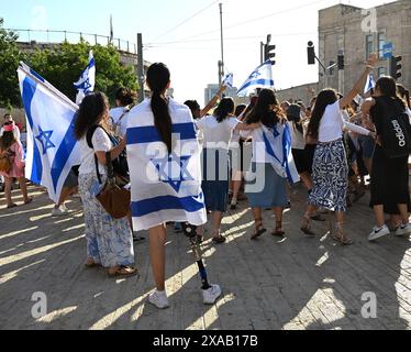 Jérusalem, Israël. 05 juin 2024. Une jeune femme avec une prothèse de jambe regarde des filles danser le jour de Jérusalem qui célèbre la victoire d'Israël dans la guerre des six jours en 1967, le mercredi 5 juin 2024, à Jérusalem. Photo de Debbie Hill/ crédit : UPI/Alamy Live News Banque D'Images