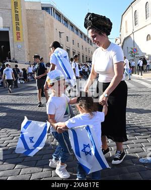 Jérusalem, Israël. 05 juin 2024. Une femme danse avec ses enfants arborant des drapeaux nationaux le mercredi 5 juin 2024 à Jérusalem, jour qui célèbre la victoire d'Israël dans la guerre des six jours en 1967. Photo de Debbie Hill/ crédit : UPI/Alamy Live News Banque D'Images