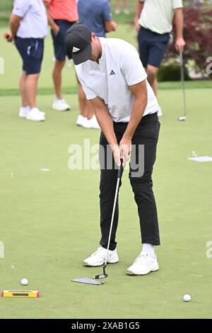 Dublin, Ohio, États-Unis. 5 juin 2024. Ludvig Aberg (SWE) sur le putting green pendant le Golden Bear Pro Am au Memorial Tournament à Dublin, Ohio. Brent Clark/Cal Sport Media/Alamy Live News Banque D'Images