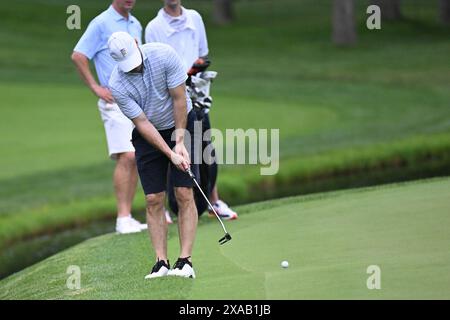 Dublin, Ohio, États-Unis. 5 juin 2024. Anthony Gonzales passe sur le 9e green lors du Golden Bear Pro Am au Memorial Tournament à Dublin, Ohio. Brent Clark/Cal Sport Media/Alamy Live News Banque D'Images