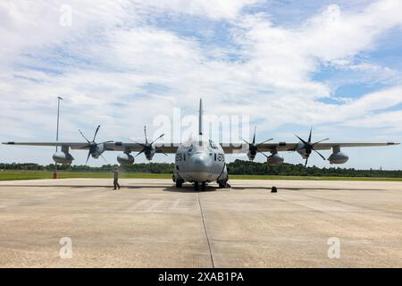 Un Super Hercules KC-130J du corps des Marines des États-Unis affecté au Marine Aerial Refueler transport Squadron (VMGR) 252, est mis en place pour la maintenance à Naval Air St. Banque D'Images