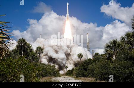 Une fusée ULA Atlas V lance le vaisseau spatial Boeing Starliner lors de son premier vol avec équipage depuis le complexe 41 à la Station spatiale de Cape Canaveral le mercredi 5 juin 2024. Starliner pilote les astronautes de la NASA Butch Wilmore et Suni Williams, pour une mission de dix jours à destination de la Station spatiale internationale. Photo de Joe Marino/UPI crédit : UPI/Alamy Live News Banque D'Images