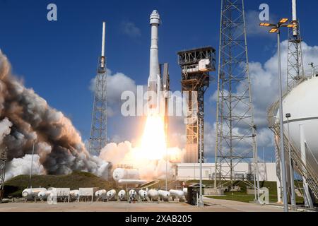 Une fusée ULA Atlas V lance le vaisseau spatial Boeing Starliner lors de son premier vol avec équipage depuis le complexe 41 à la Station spatiale de Cape Canaveral le mercredi 5 juin 2024. Starliner pilote les astronautes de la NASA Butch Wilmore et Suni Williams, pour une mission de dix jours à destination de la Station spatiale internationale. Photo de Joe Marino/UPI crédit : UPI/Alamy Live News Banque D'Images