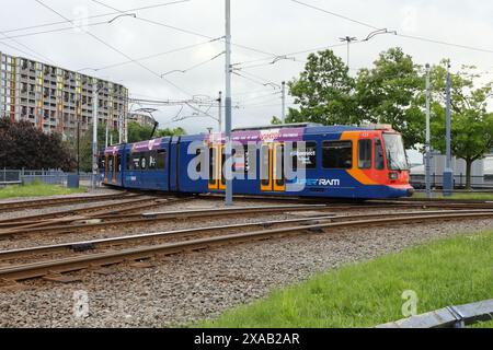 Sheffield Supertram à la jonction du rond-point Park Square. Angleterre métro UK transport urbain, points de voie ferrée du réseau de trains légers Banque D'Images