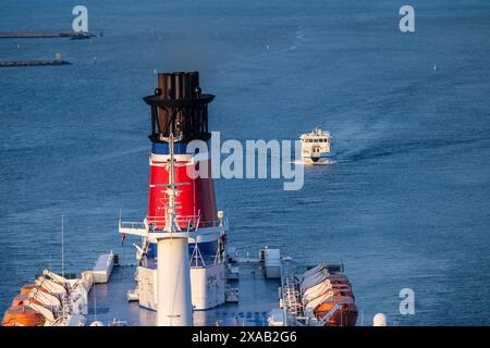 Gothenburg, Suède - 05 mars 2024 : entonnoir et mât d'un grand ferry Banque D'Images