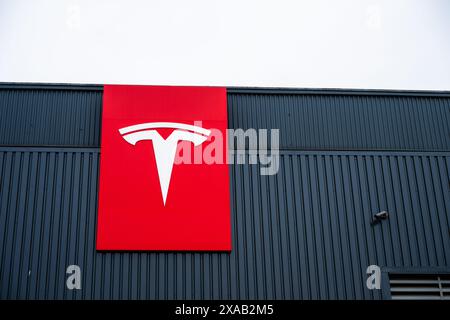 Stockholm, Suède - 09 mars 2024 : logo Tesla sur la façade d'un grand atelier Banque D'Images