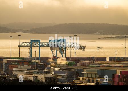 Gothenburg, Suède - 20 février 2024 : grue à conteneurs dans un terminal portuaire au travail Banque D'Images