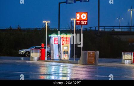 Gothenburg, Suède - février 29 2024 : chargeur DC rapide pour véhicule électrique puissant dans une station d'énergie CircleK Banque D'Images