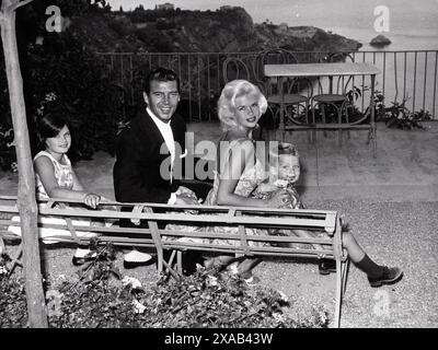 Sep 16, 1962 - Italie - JAYNE MANSFIELD avec son mari MICKEY HARGITAY, sa fille JAYNE MARIE MANSFIELD et son fils MICKEY HARGITAY Jr. lors d'un voyage en Italie. (Crédit image : © IPOL/Globe photos/ZUMA Press Wire) USAGE ÉDITORIAL SEULEMENT! Non destiné à UN USAGE commercial ! Banque D'Images