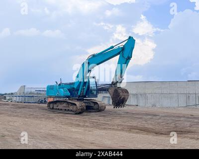 pelle hydraulique ou pelle rétro sur chantier et sur fond ciel Banque D'Images