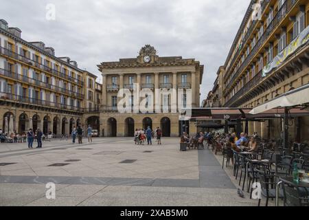 Plaza de la Constitución à Saint-Sébastien, Espagne, ou place de la Constitution au centre de la vieille ville de Donosti. avec des cafés et des boutiques en plein air. Banque D'Images