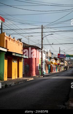 Rue colorée à Santa Ana, El Salvador Banque D'Images