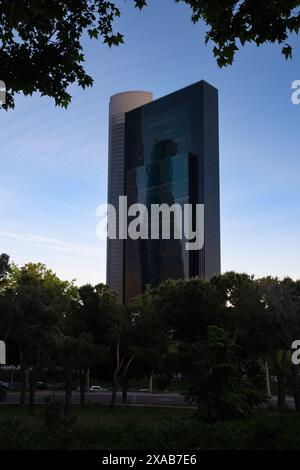 Vue sur un immeuble de bureaux moderne dans le centre financier de Madrid entouré par la nature. concept de croissance durable, de durabilité et de décarbonisation Banque D'Images