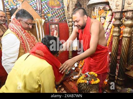 Patna, Inde. 05 juin 2024. PATNA, INDE - 5 JUIN : Ravishankar Prasad, député nouvellement élu du BJP, avec sa femme vénérant la statue de la déesse Durga à Akhandvasini Mandir près de Golghar le 5 juin 2024 à Patna, en Inde. (Photo de Santosh Kumar/Hindustan Times/Sipa USA) crédit : Sipa USA/Alamy Live News Banque D'Images