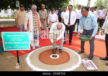 Patna, Inde. 05 juin 2024. PATNA, INDE - 5 JUIN : le gouverneur du Bihar Rajendra Vishwanath Arlekar plante un arbre à l'occasion de la Journée mondiale de l'environnement sur le campus de Raj Bhawan le 5 juin 2024 à Patna, Inde. (Photo de Santosh Kumar/Hindustan Times/Sipa USA) crédit : Sipa USA/Alamy Live News Banque D'Images