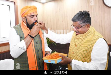 Patna, Inde. 05 juin 2024. PATNA, INDE - 5 JUIN : le député nouvellement élu du BJP Ravishankar Prasad distribue des bonbons au vice-ministre en chef du Bihar Samrat Choudhary au bureau du BJP le 5 juin 2024 à Patna, en Inde. (Photo de Santosh Kumar/Hindustan Times/Sipa USA) crédit : Sipa USA/Alamy Live News Banque D'Images