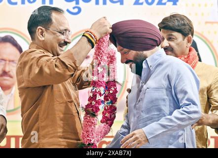 New Delhi, Inde. 05 juin 2024. NEW DELHI, INDE - 5 JUIN : le président du BJP de Delhi Virendra Sachdeva félicite le chef du parti Arvinder Singh Lovely lors d'une conférence de presse le 5 juin 2024 à New Delhi, en Inde. (Photo de Sanjeev Verma/Hindustan Times/Sipa USA) crédit : Sipa USA/Alamy Live News Banque D'Images