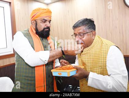 Patna, Inde. 05 juin 2024. PATNA, INDE - 5 JUIN : le vice-ministre en chef du Bihar Samrat Choudhary offre des bonbons au député nouvellement élu du BJP Ravishankar Prasad au bureau du BJP le 5 juin 2024 à Patna, en Inde. (Photo de Santosh Kumar/Hindustan Times/Sipa USA) crédit : Sipa USA/Alamy Live News Banque D'Images