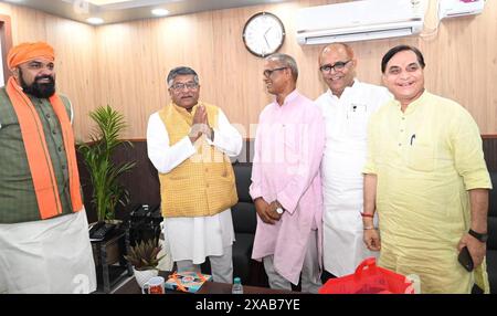 Patna, Inde. 05 juin 2024. PATNA, INDE - 5 JUIN : le député nouvellement élu du BJP, Ravishankar Prasad, est honoré par le vice-ministre en chef du Bihar, Samrat Choudhary, au bureau du BJP le 5 juin 2024 à Patna, en Inde. (Photo de Santosh Kumar/Hindustan Times/Sipa USA) crédit : Sipa USA/Alamy Live News Banque D'Images